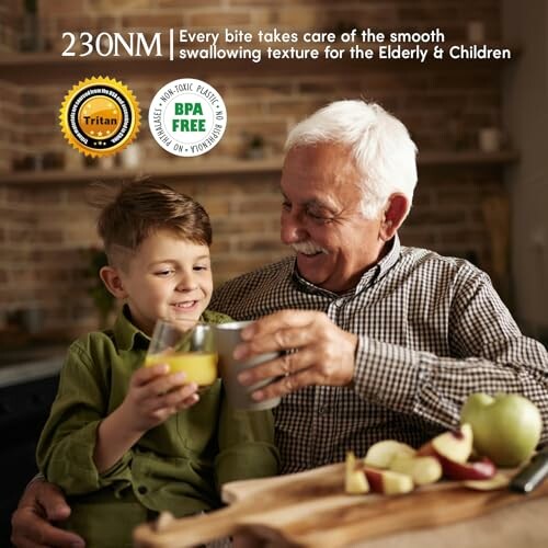 Homme âgé et enfant partageant un moment avec du jus et des pommes.