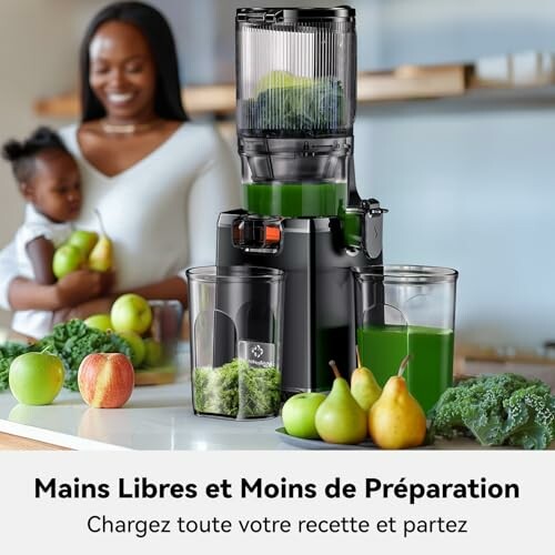 Femme et enfant avec un mélangeur et des fruits sur le comptoir.