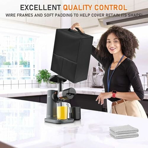 Femme utilisant un presse-agrumes avec une housse de protection