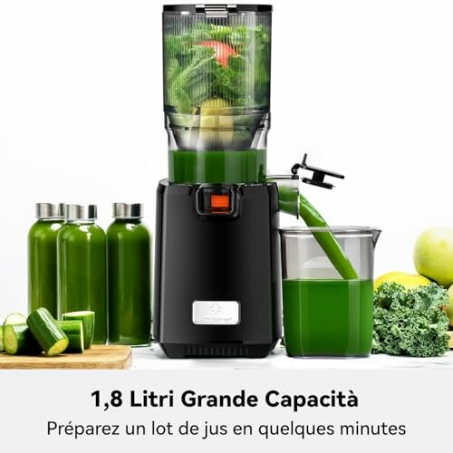 Extracteur de jus avec légumes verts et bocaux