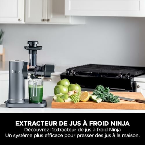 Extracteur de jus Ninja avec légumes et pommes.