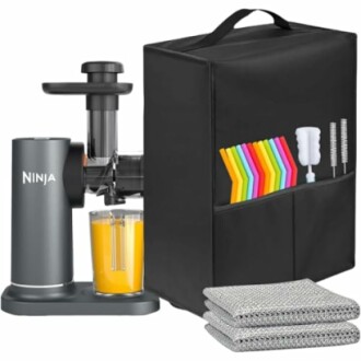 Extracteur de jus Ninja avec accessoires colorés et housse.