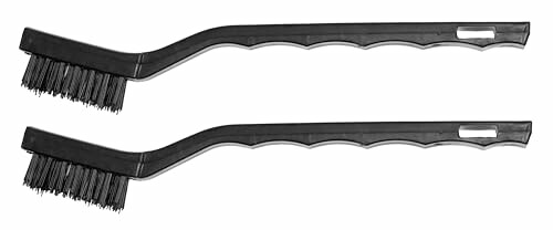 Deux brosses de nettoyage en plastique noir avec poignées longues.